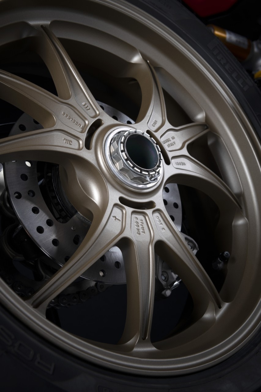 <div class='descrGalleryTitle'>Cerchi in magnesio </div><div class='descrGalleryText'><p>La leggerezza del magnesio forgiato incontra il design tipicamente racing delle 9 razze, in una coppia di cerchi di derivazione Superbike. I cerchi in magnesio Ducati Performance, omologati per l’utilizzo monoposto, sono frutto del connubio tra le caratteristiche tecniche da competizione e i rigidi standard per l’omologazione come primo equipaggiamento. Paragonato alla versione tradizionale in lega d'alluminio, il materiale esclusivo di questo accessorio garantisce una riduzione del peso di 3 Kg (-33%) rispetto alla versione standard e di 0,7 Kg (-10%) rispetto alla versione S. Inoltre garantisce una riduzione dell’inerzia del 40% (rispetto alla versione standard) e 12% (rispetto alla versione S), migliorando così la dinamica del veicolo e i cambi di direzione.</p>
</div>